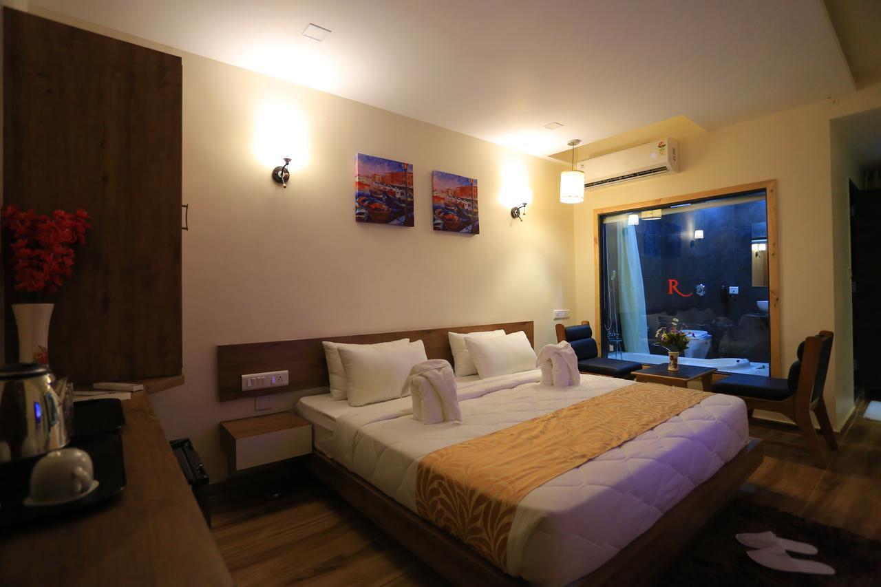 Hotel The Grand Raveta Pātan Exterior foto